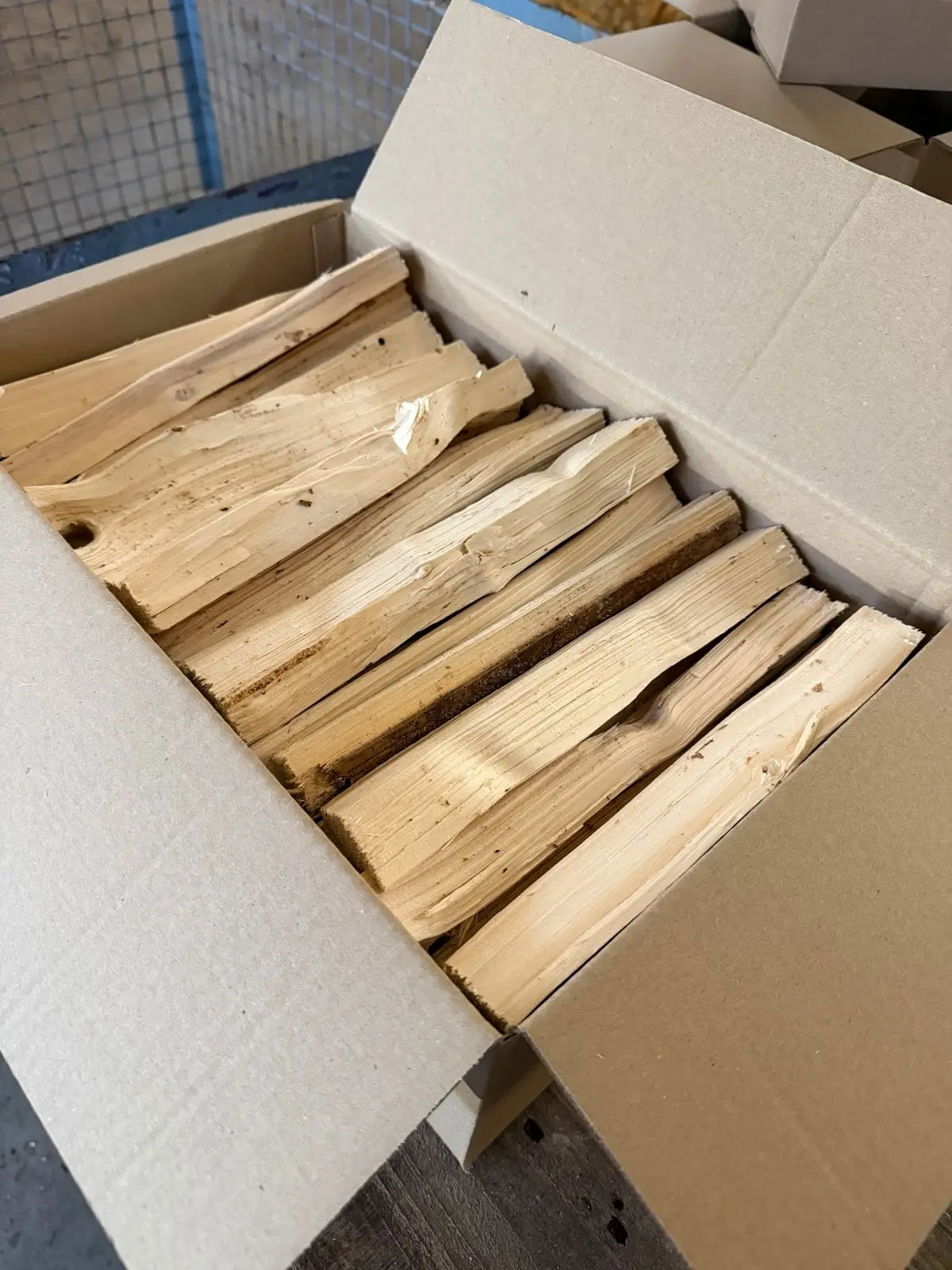 Geöffneter Karton mit fein gespaltenem Anzündholz aus Buche